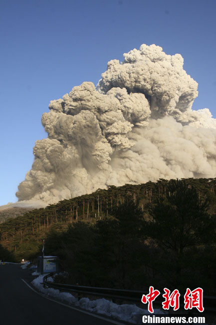 日本雾岛新燃岳火山喷发 浓烟高达1500米(组图)