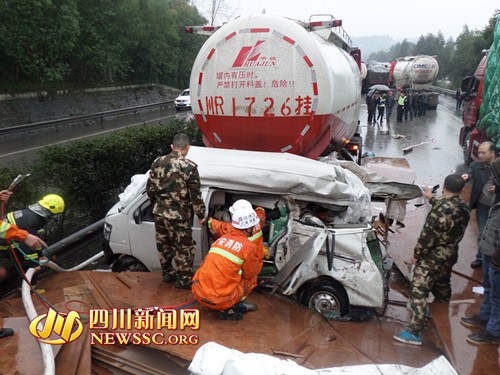 四川广邻高速突发连环车祸 致1死多伤(组图)