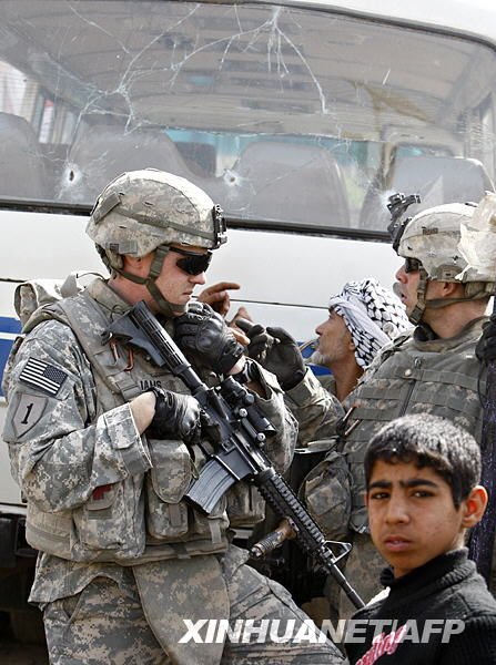 2月15日,美军士兵在伊拉克首都巴格达的路边炸弹袭击现场警戒