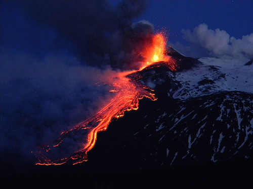 意大利埃特纳火山喷发 国际机场关闭(图)