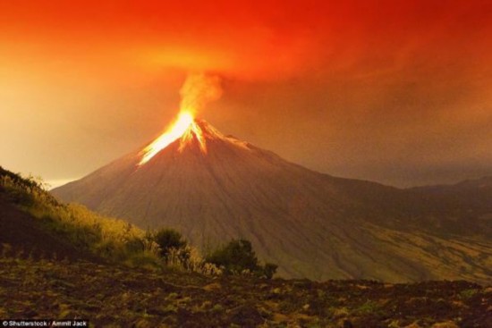 2011年厄瓜多尔的通古拉瓦火山喷发图,红色的火光引人注目