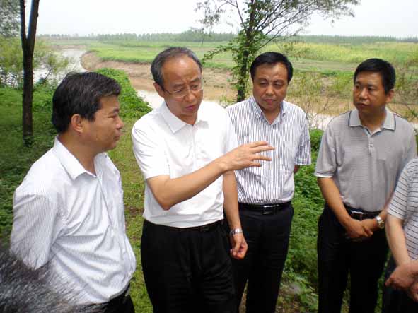 资料图片:2010年08月12日,刘维佳一行在汾河大坝侯马段察看汛情.